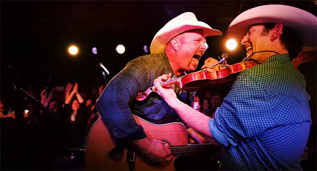 Garth Brooks gives boot stompin good time at sixth Dive Bar concert