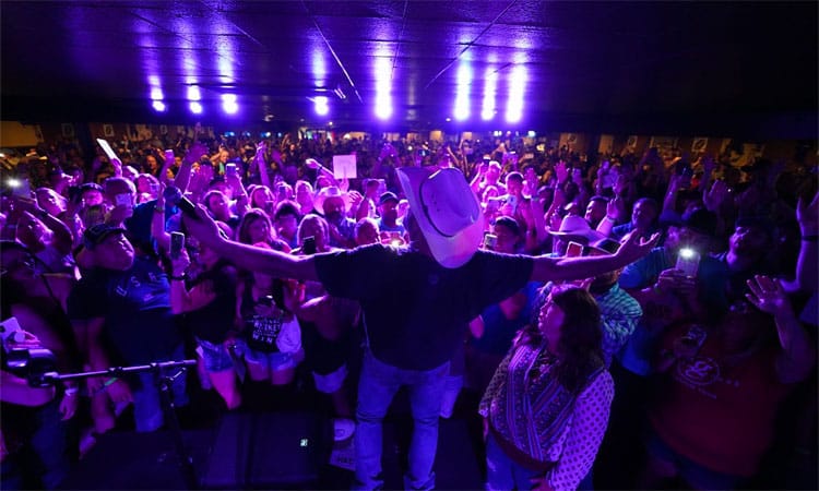 Garth Brooks rocks The Westerner in first Dive Bar Tour in 18 months