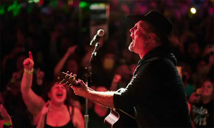 Garth Brooks closes 2021 with San Jose Dive Bar stop