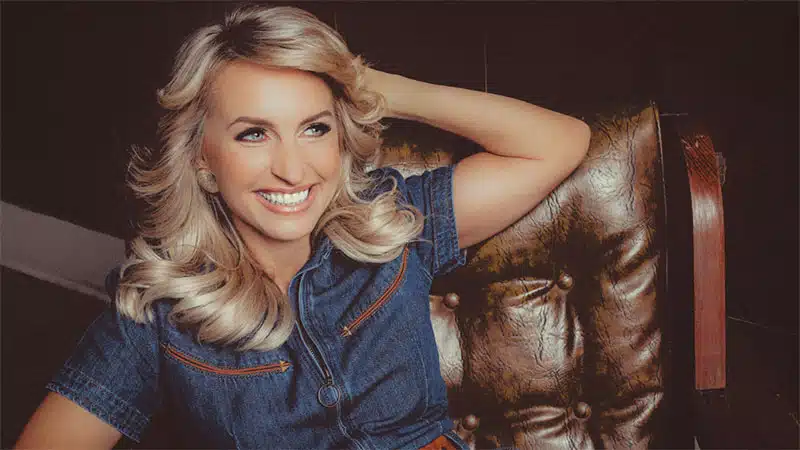 Kimberly Kelly releases ‘Summers Like That’ video