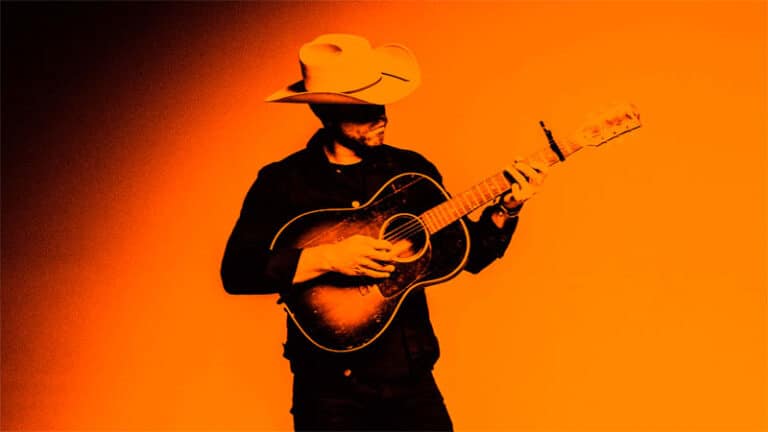 Dustin Lynch fuels flame in ‘Wood on the Fire’