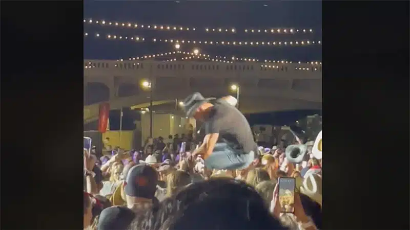 Tim McGraw falls off stage during Arizona show Tim McGraw falls off stage during Arizona show