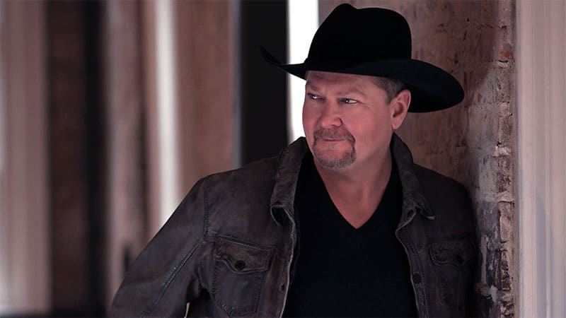 Tracy Lawrence pleases Las Vegas NFR crowd