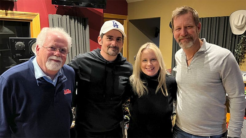 Brad Paisley inks deal with Universal Music Group Nashville