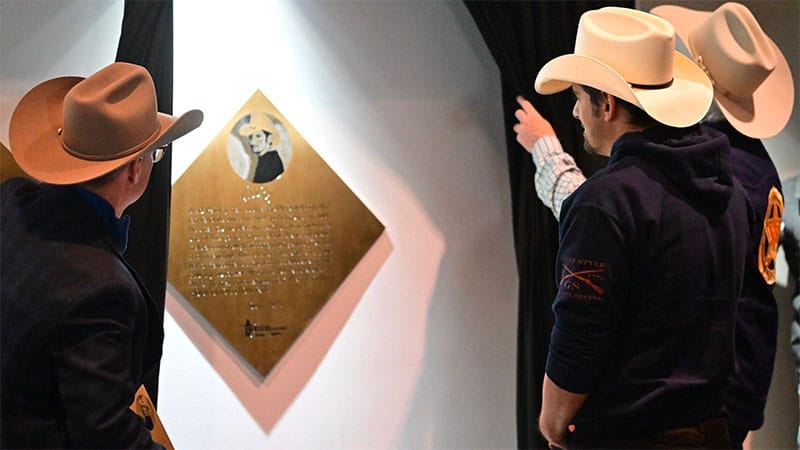 Brad Paisley inducted into Houston Livestock Show and Rodeo Star Trail of Fame