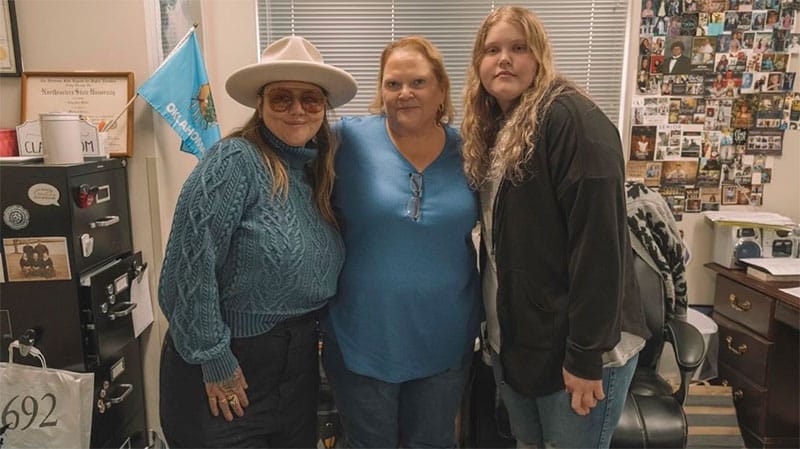 Elle King surprises beloved Tulsa teacher during local tour stop