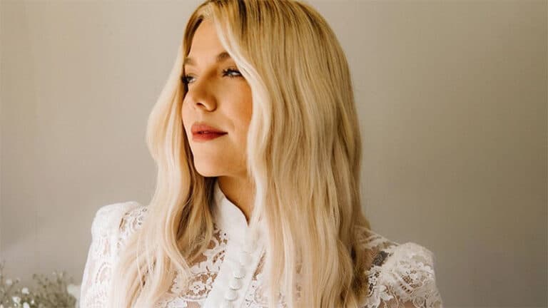 Kimberly Perry signs solo deal with Records Nashville