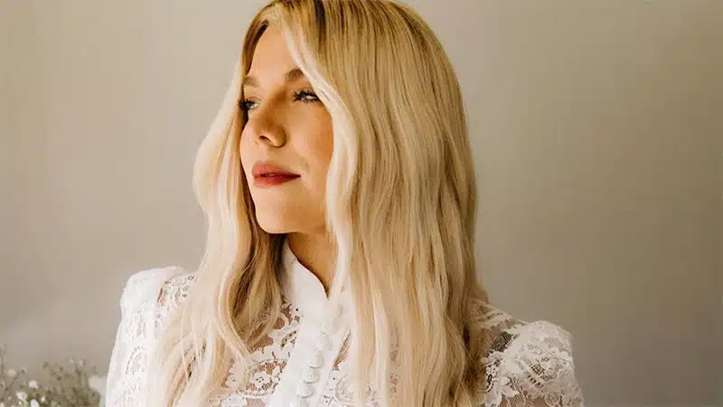 Kimberly Perry signs solo deal with Records Nashville Kimberly Perry signs solo deal with Records Nashville