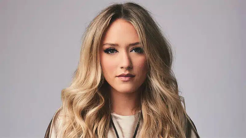 Emily Ann Roberts hatches new track ‘Chickens’