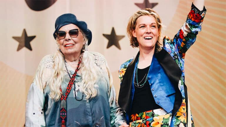 Joni Mitchell shares ‘Summertime’ live performance