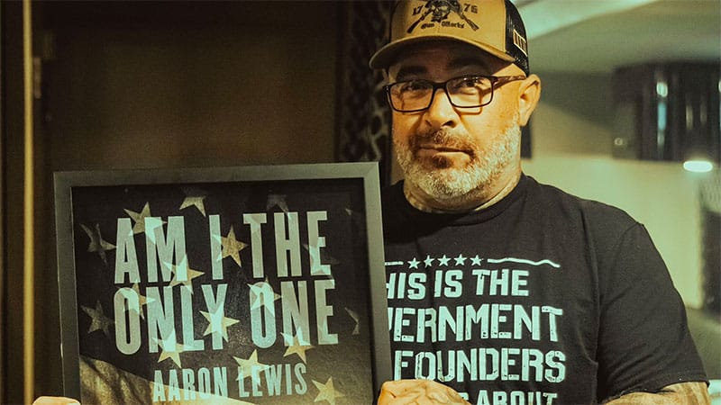 Aaron Lewis celebrates Gold song, Staind tops rock charts