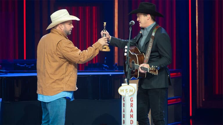 Jon Pardi officially welcomed into the Grand Ole Opry by Garth Brooks
