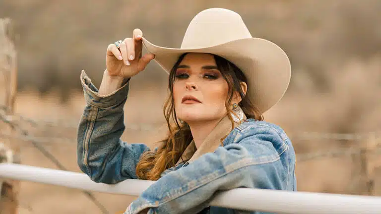 Jenna Paulette signs with Leo33
