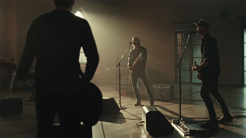 Dierks Bentley borrows Tom Petty’s Rickenbacker guitar for ‘American Girl’ video