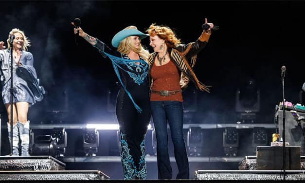 Miranda Lambert surprises Stagecoach crowd with Reba