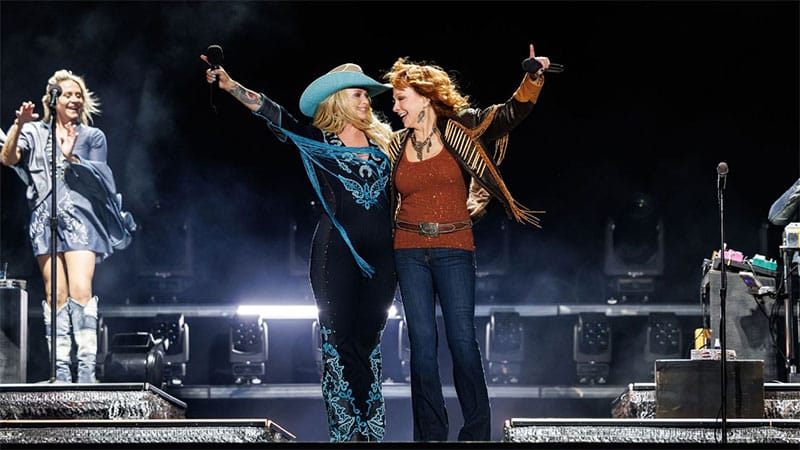 Miranda Lambert surprises Stagecoach crowd with Reba