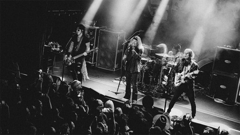 Mötley Crüe surprises NYC fans with secret show