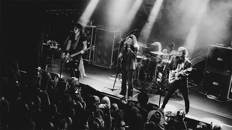 Mötley Crüe surprises NYC fans with secret show