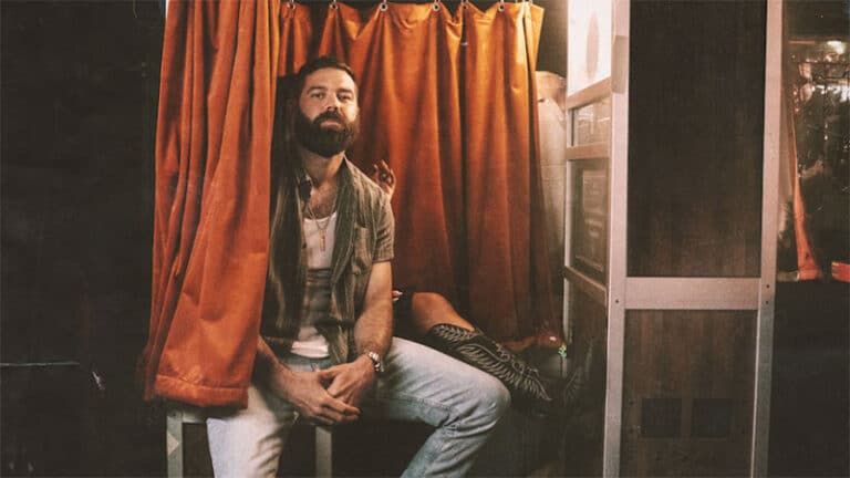Jordan Davis premieres ‘I Ain’t Sayin’