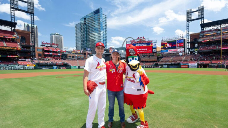 Joe Nichols throws out first pitch at St. Louis Cardinals