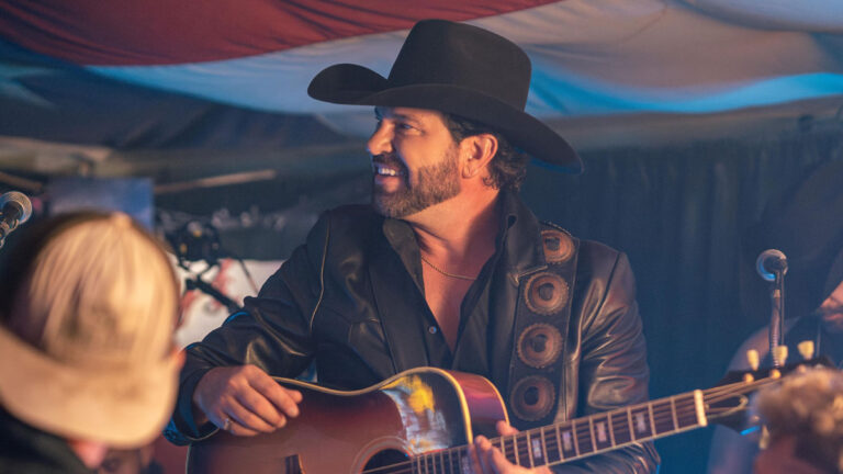 Jon Wolfe premieres ‘Barstool Therapy’ video