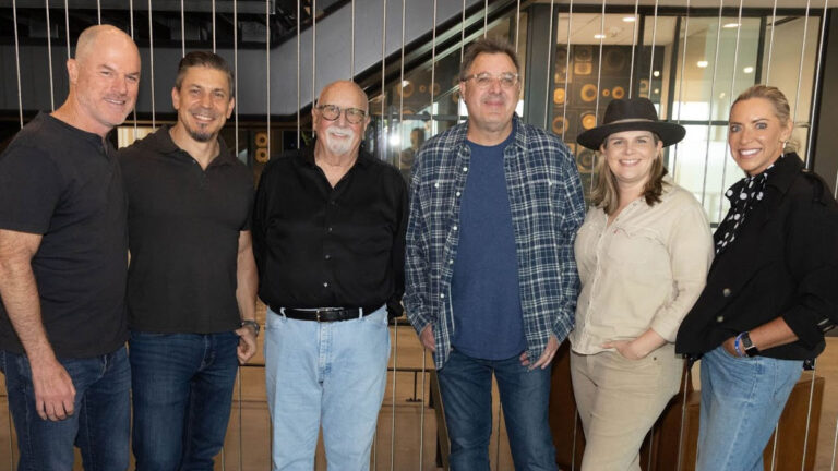 Vince Gill signs lifetime deal with MCA