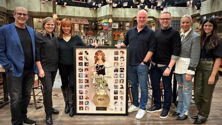 Reba McEntire surprised on ‘Happy’s Place’ set for career 50th anniversary Reba McEntire surprised on ‘Happy’s Place’ set for career 50th anniversary